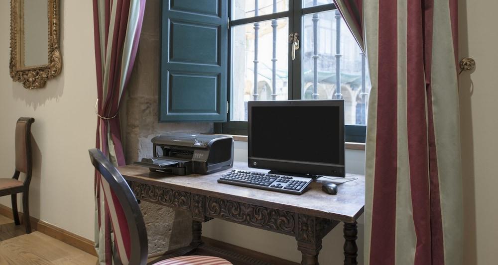 Palacio De Aviles Affiliated By Melia Εξωτερικό φωτογραφία A typical home office