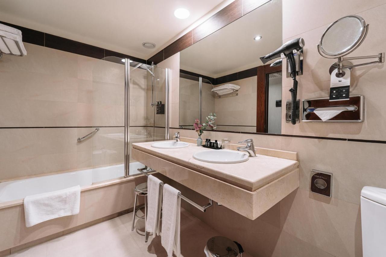 Palacio De Aviles Affiliated By Melia Εξωτερικό φωτογραφία Bathroom