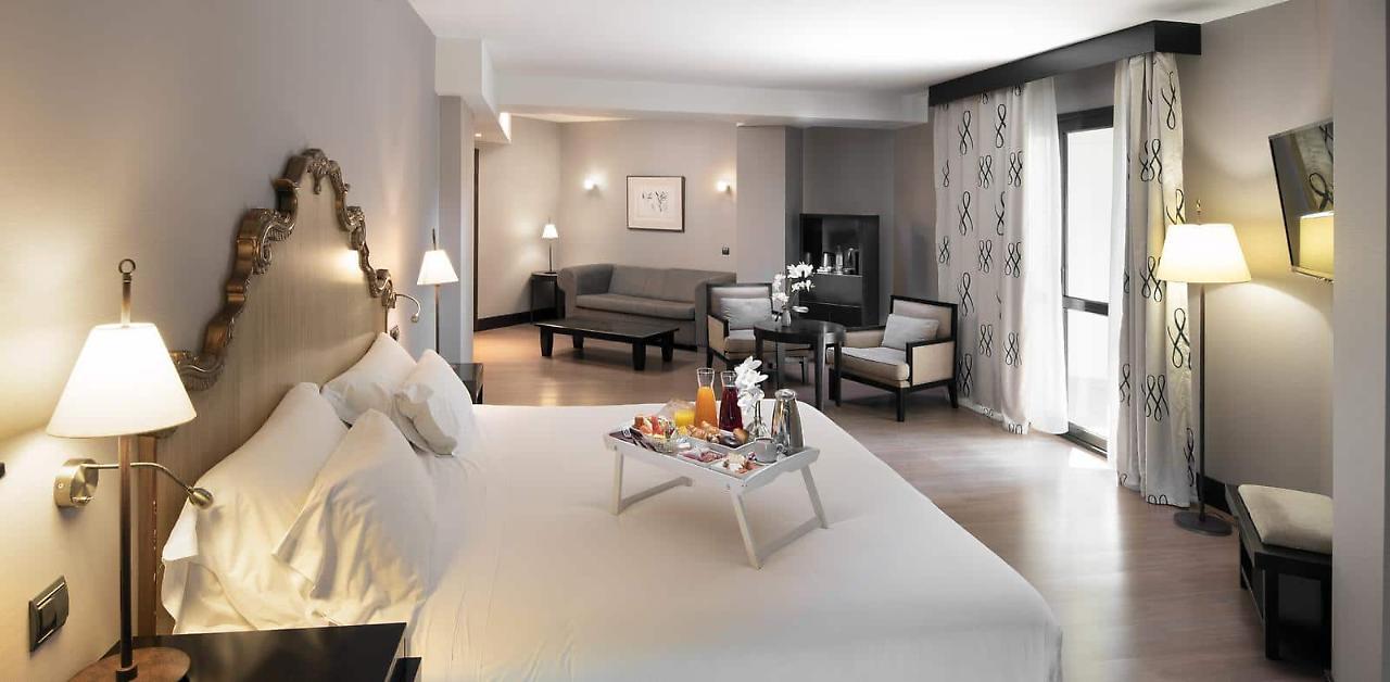 Palacio De Aviles Affiliated By Melia Εξωτερικό φωτογραφία A suite at the hotel