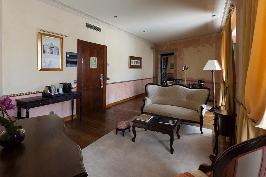 Palacio De Aviles Affiliated By Melia Εξωτερικό φωτογραφία A suite at the hotel