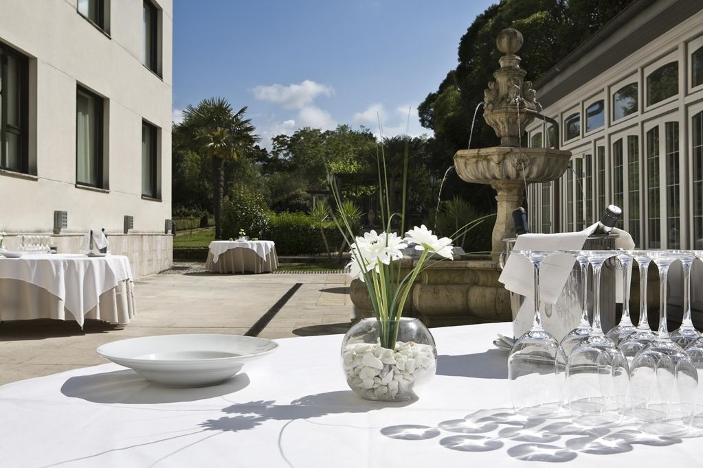 Palacio De Aviles Affiliated By Melia Εξωτερικό φωτογραφία The hotel's courtyard